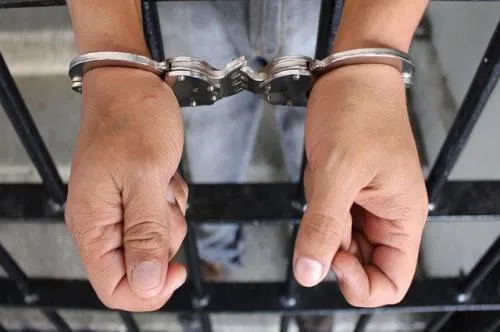 Sujetos detenidos por robo de vehículo fueron ingresados al Cereso.