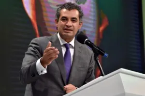 Eligen a Ochoa Reza nuevo presidente del PRI