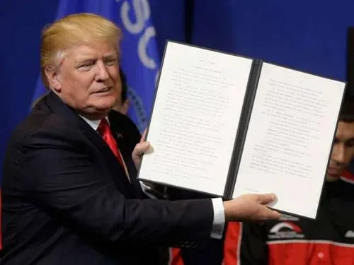 Trump firma orden para ‘frenar’ visas laborales de extranjeros
