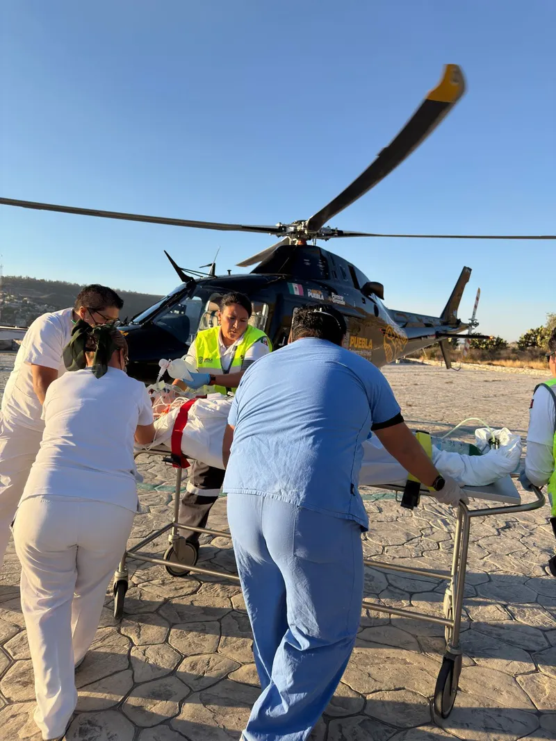 Trasladan vía aérea a paciente con traumatismo severo de Tecamachalco a Puebla