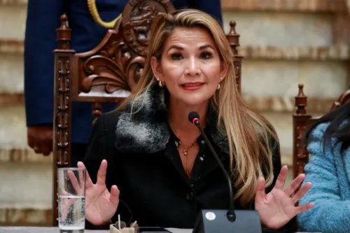No participé en decisión de permitir salida a México de Morales: Jeanine Áñez