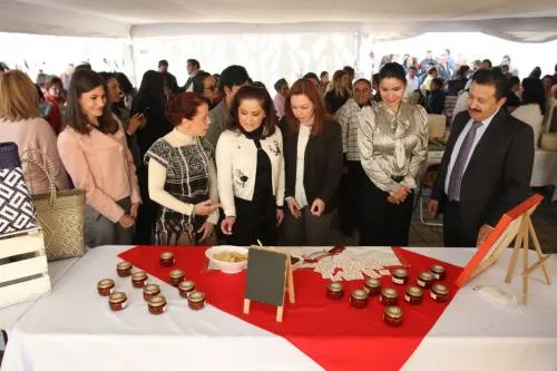 Inaugura Dinorah López de Gali bazar navideño en el ISSSTEP