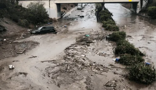 Los equipos de rescate buscan a desaparecidos tras aludes en California