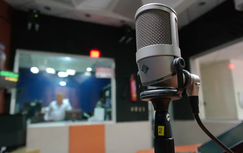 ¡Una pausa en la radio!