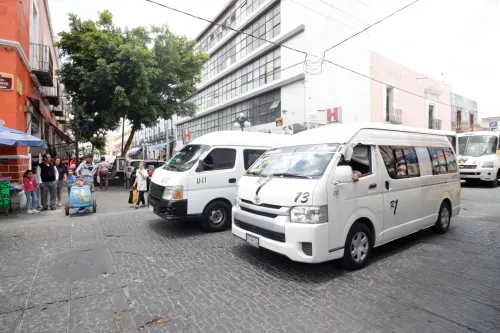 Estudiantes “volantean” contra  alza al costo del pasaje en Puebla