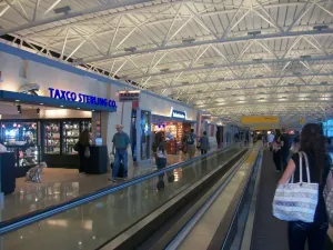 Desalojan terminal de aeropuerto en EEUU tras disparos
