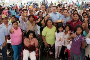 Lozano Alarcón acompaña a Cabalan en reunión con habitantes de Santa Catarina