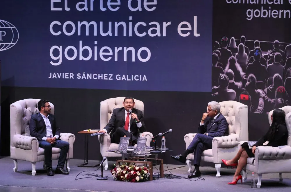 Alejandro Armenta destaca la comunicación como clave en la gobernanza durante presentación de libro
