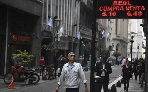 Argentina negociará un préstamo con el FMI tras depreciación de su moneda