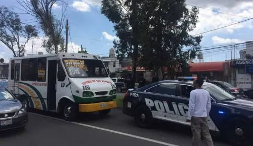 Un rápidos de San Antonio le pega a patrulla municipal