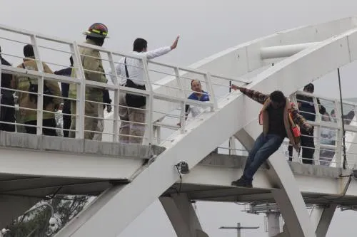 Intenta suicidarse lanzándose de puente frente a ISSSTE San Manuel