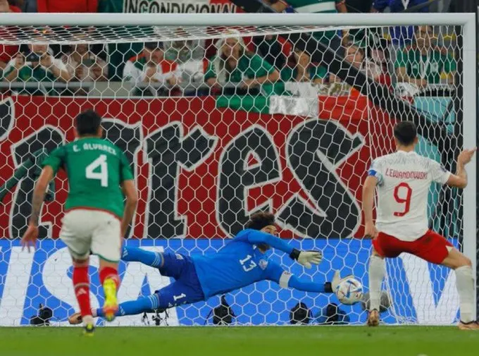 Abuchean a Guillermo Ochoa