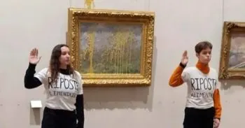 ¡Lo volvieron a hacer! Un par de activistas climáticas lanzan sopa a un cuadro de Monet en museo de Lyon