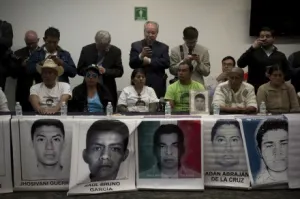 Padres de normalistas tachan de hipócrita a Miguel Barbosa
