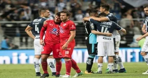 Los Tiburones Huelen la Sangre.