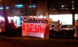 Reciben a Calderón en DF con gritos y consignas de “asesino”