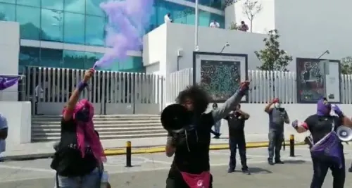 Colectivos feministas protestan frente a la FGE en contra de la violencia hacia la mujer