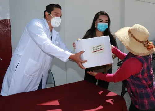 Agradecen al SEDIF familias de pacientes del HNP por recibir paquetes alimentarios