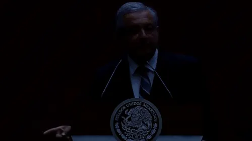 Se va la luz en la ‘mañanera’ de López Obrador