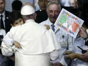 Pide Papa frenar a traficantes de la muerte