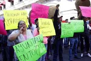 Con marcha, ambulantes exigen regresar a las calles