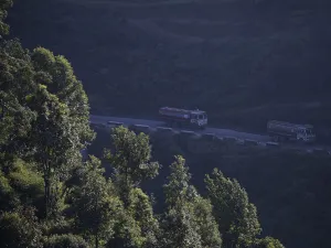 Caída de autobús a un precipicio deja 30 muertos en Nepal