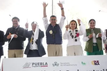 Entrega gobernador de Puebla pavimentación de la calle 11 Poniente en Santiago Miahuatlán