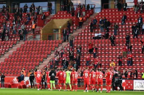 Unión Berlín celebra el regreso de aficionados a su estadio