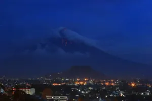 Volcán más activo de Filipinas escupe lava
