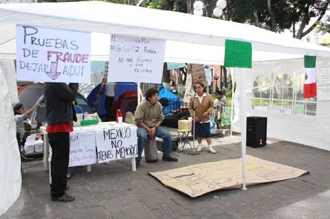 Movimiento YoSoy132 protesta en el IFE de Puebla