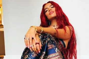 Karol G responde a críticas por lucir su pancita en fotos