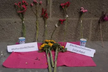 Colocan ofrenda en memoria de estudiantes abatidos por la delincuencia