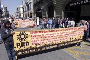 Más de 800 personas se manifiestan en Congreso contra edil de Texmelucan