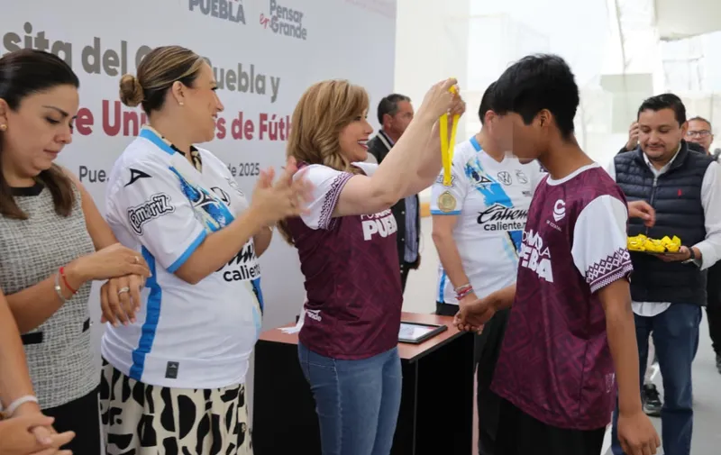 Jóvenes de la Casa del Adolescente conviven con futbolistas del Club Puebla