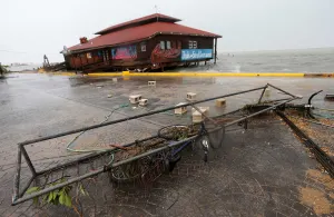 ‘Earl’ deja daños a su paso por Belice y Guatemala