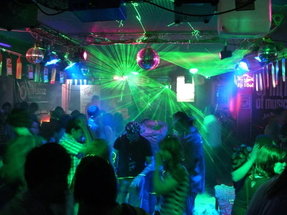 Por decreto, bares, antros y botaneros abrirán hasta las 03:00 am