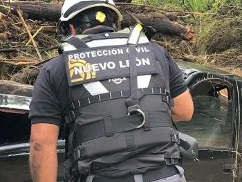 Muere familia arrastrada por corriente de agua en Nuevo León