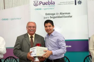 Eduardo Rivera entrega alarmas a instituciones educativas de la capital