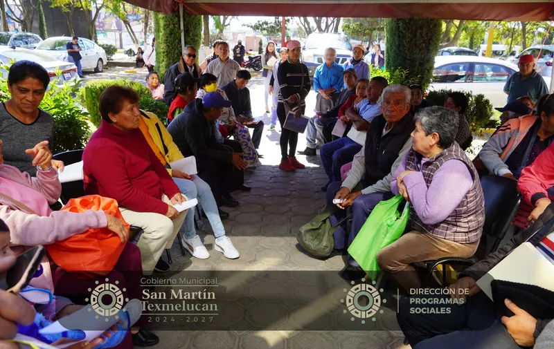 Juan Manuel Alonso entrega lentes de lectura a texmeluquenses