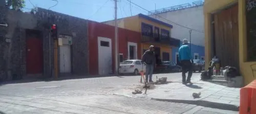 Levantan adoquín de vialidad recién intervenida por Ayuntamiento de Puebla