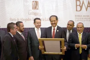 Foro Jurídico Poblano entregó reconocimiento a la BUAP