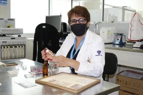 Moderniza ISSSTEP equipo de diagnóstico del área de patología