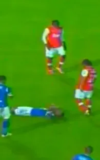 Le patea la cabeza y lo expulsan 15 partidos (VIDEO)