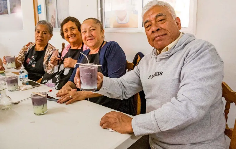 smdif-pue-adultos-mayores-taller-velas-aromaticas