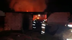 Bomberos sofocan incendio en una bodega en Cholula