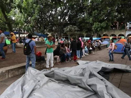 CNTE aplica ‘puente’ hasta en marchas; paran bloqueos por Día de Muertos