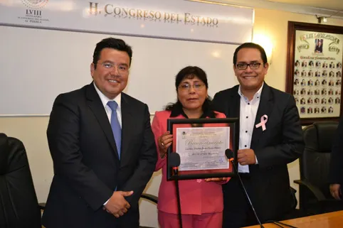 Reconoce Gerardo Mejía a profesora por 30 años de servicio magisterial