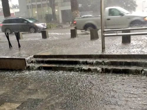 Video: Niega Xabier Albizuri inundaciones en la Avenida Juárez