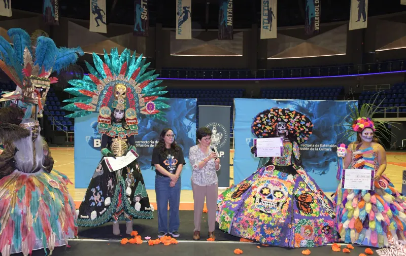 BUAP celebra el Día de Muertos con desfile y más de 30 catrinas vivientes
