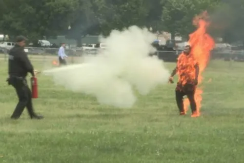Video: Hombre se prende fuego cerca de la Casa Blanca